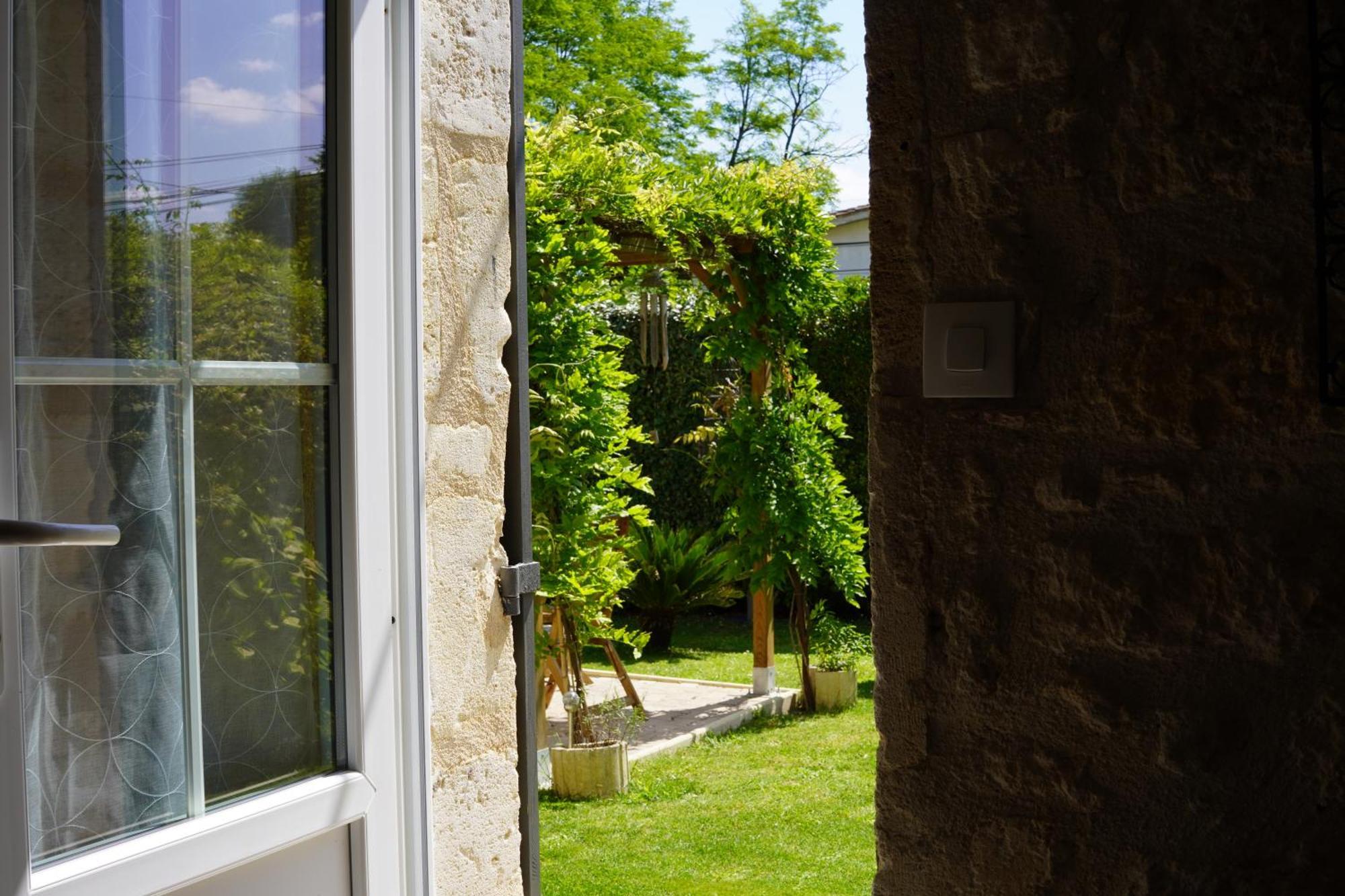 La Girondine Bed & Breakfast Galgon ภายนอก รูปภาพ