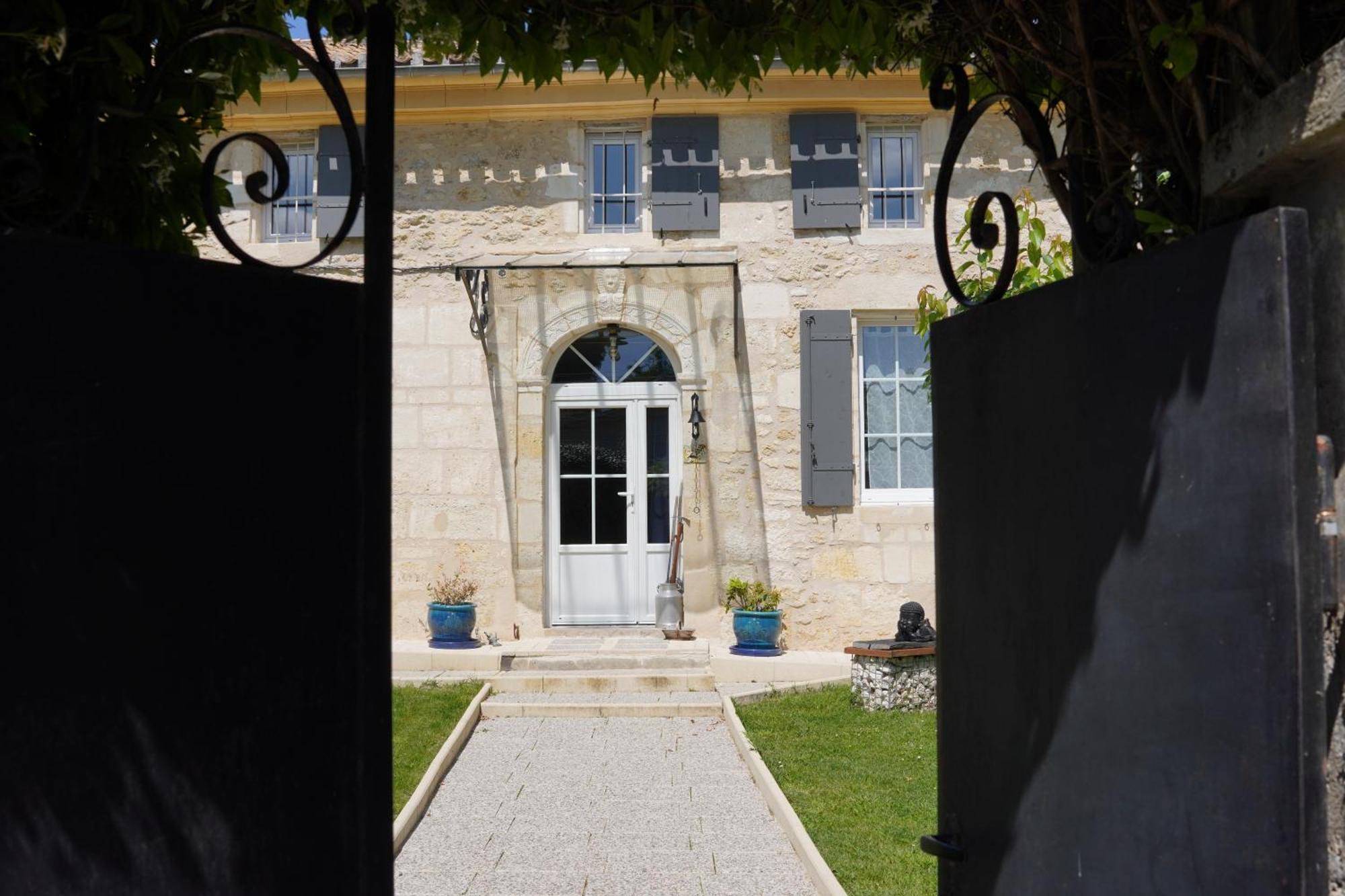 La Girondine Bed & Breakfast Galgon ภายนอก รูปภาพ