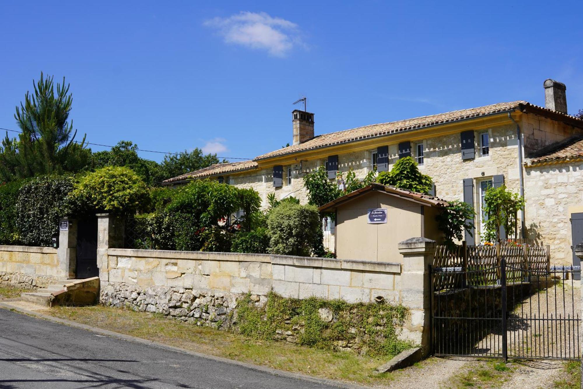 La Girondine Bed & Breakfast Galgon ภายนอก รูปภาพ