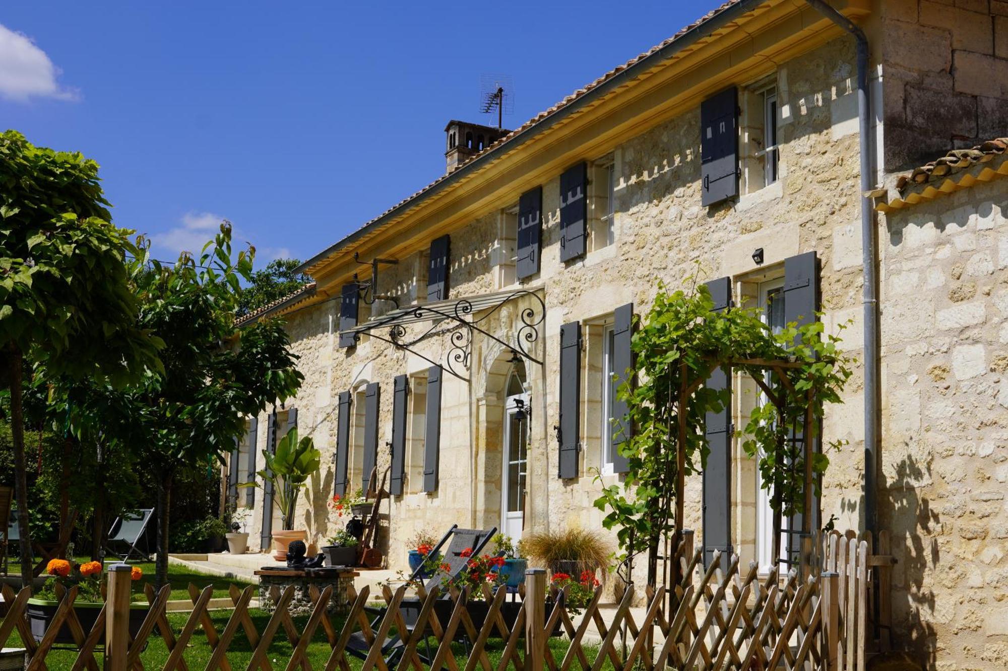 La Girondine Bed & Breakfast Galgon ภายนอก รูปภาพ